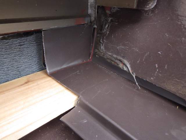 壁水切りの取り付け中です