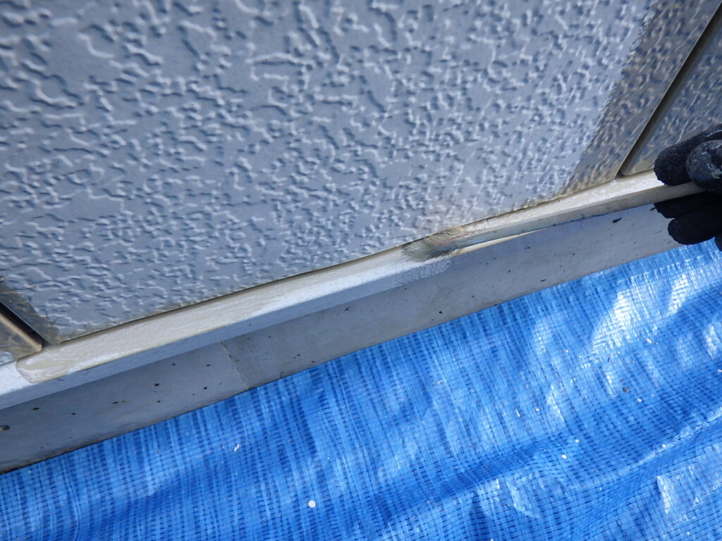 外壁面の中塗り塗装中です