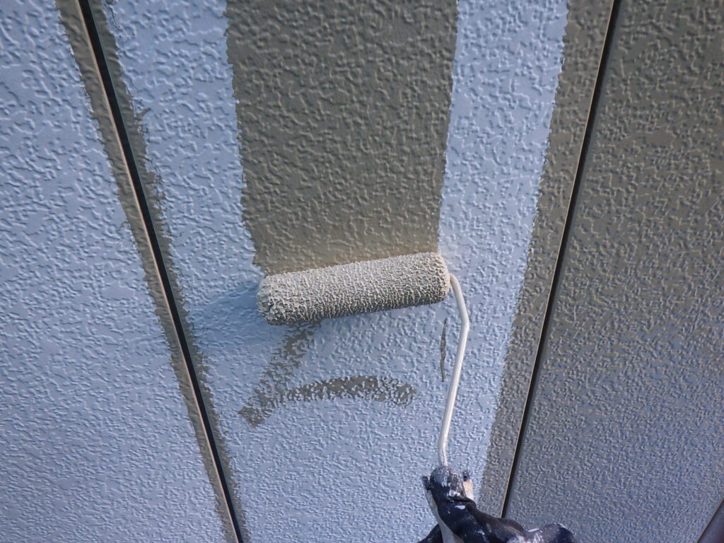 外壁面の中塗り塗装終了です