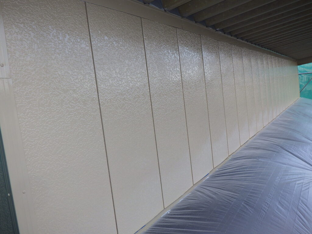 外壁面の中塗り塗装終了です