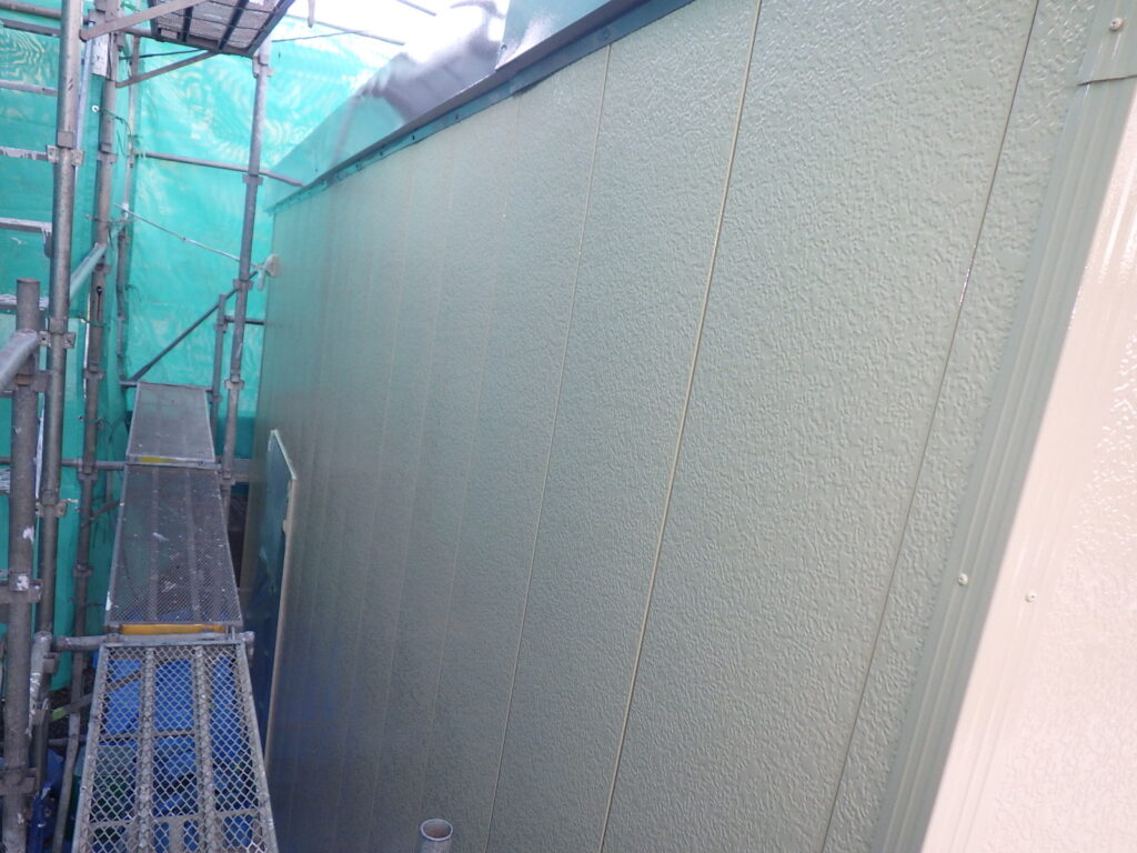 外壁面の中塗り塗装終了です
