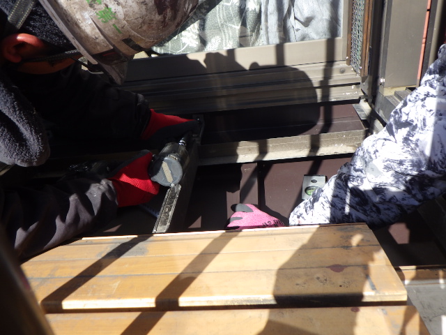 ベランダの取り付け中です