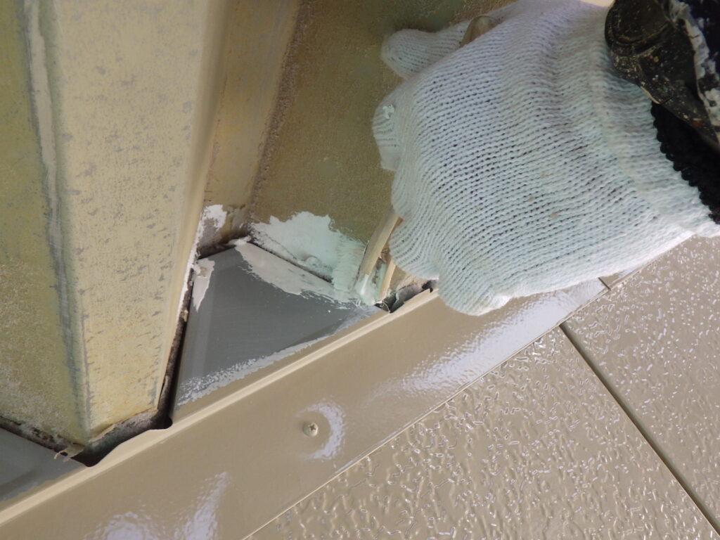 折半裏側の錆止め塗装中です