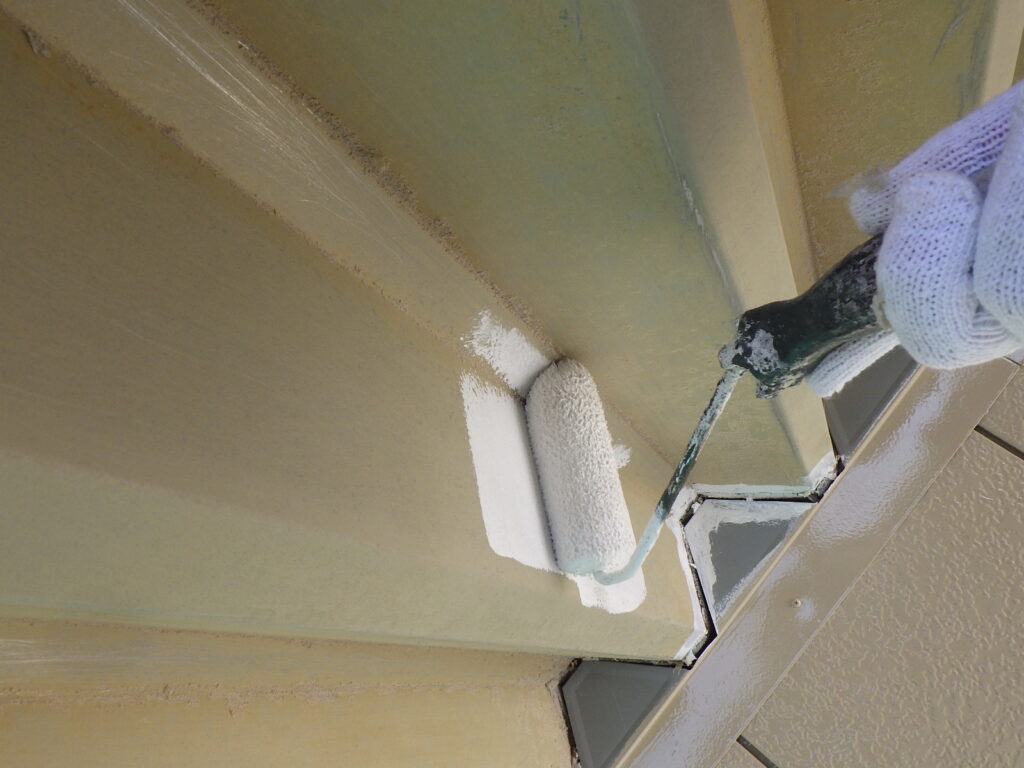 折半裏側の錆止め塗装中です