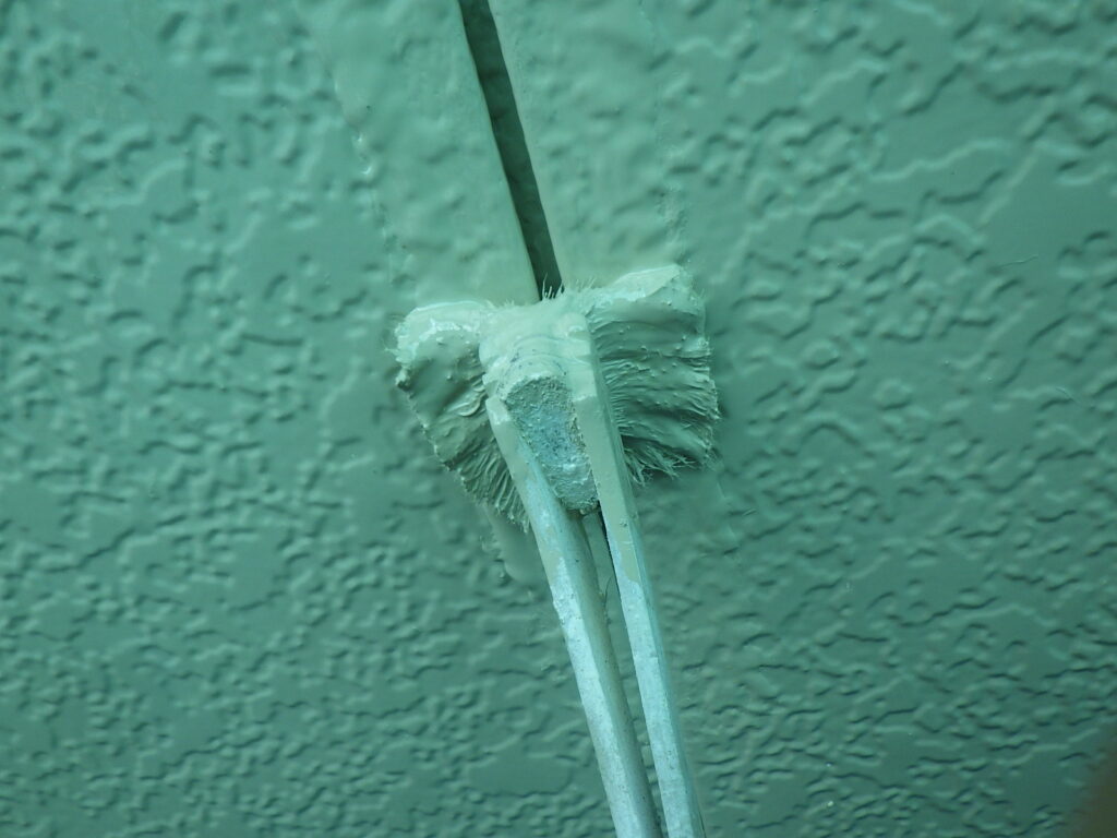 外壁サイディングの上塗り塗装中です