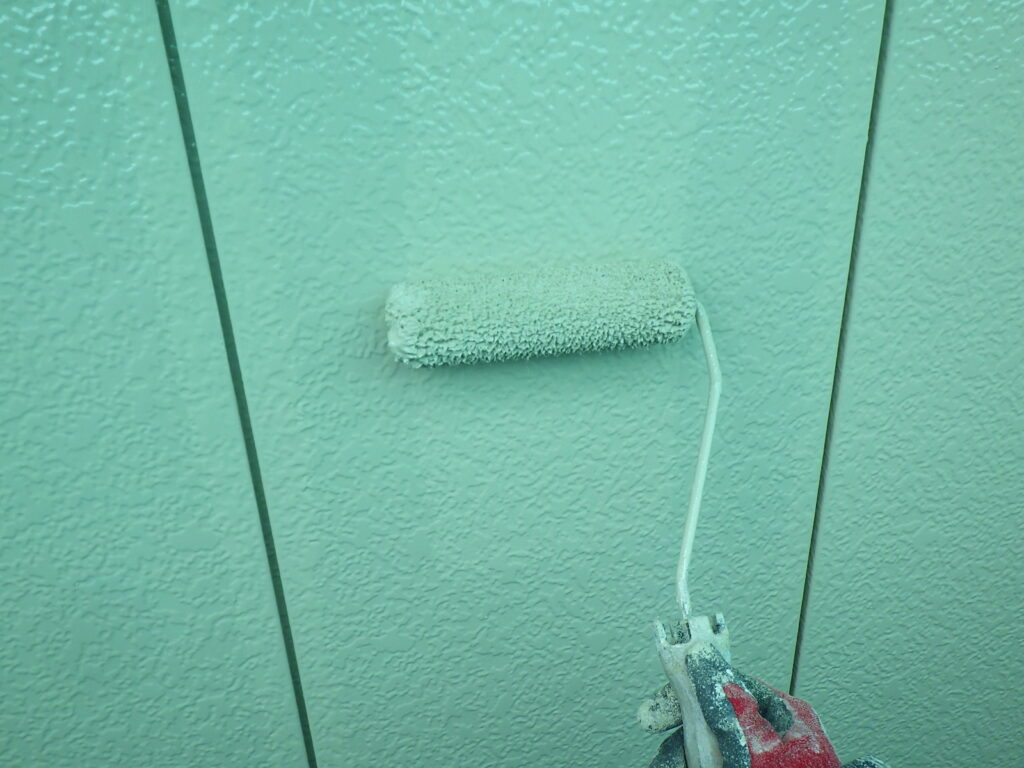 外壁サイディングの上塗り塗装中です