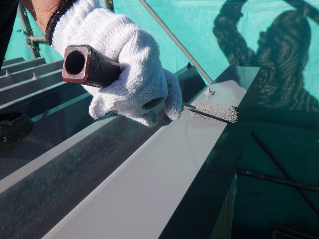 折半屋根の上塗り塗装中です