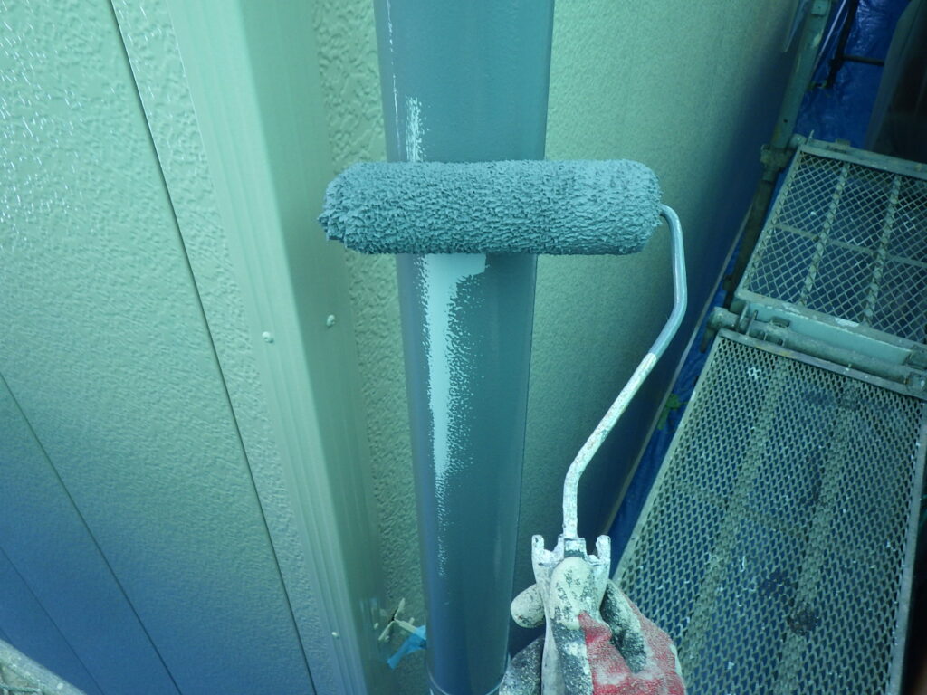 竪樋の１回目塗装中です