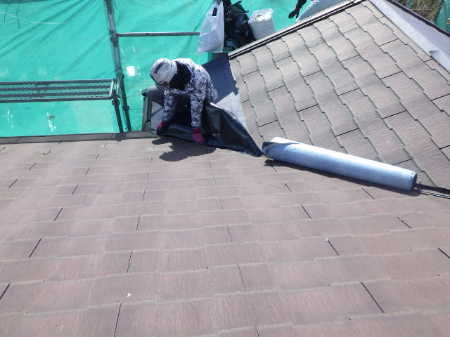 ルーフィングの貼り付け中です