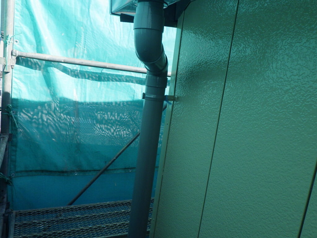 竪樋の１回目塗装終了です