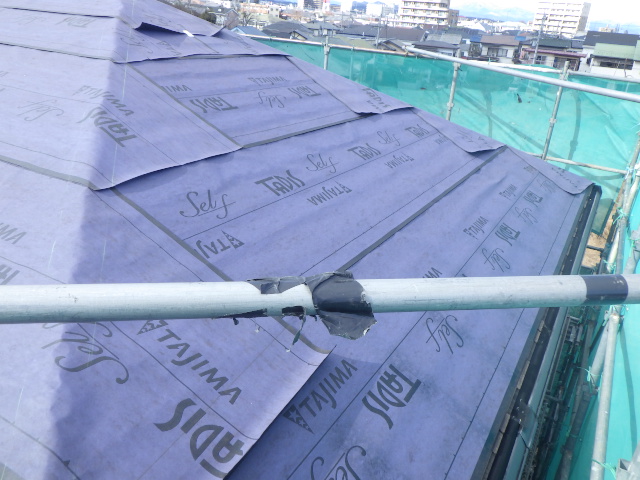 ルーフィングの貼り付け終了です