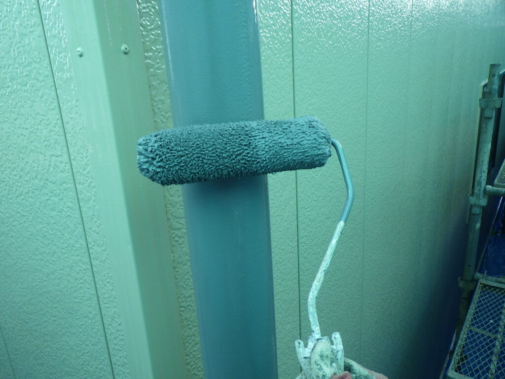 縦樋の２回目塗装中です