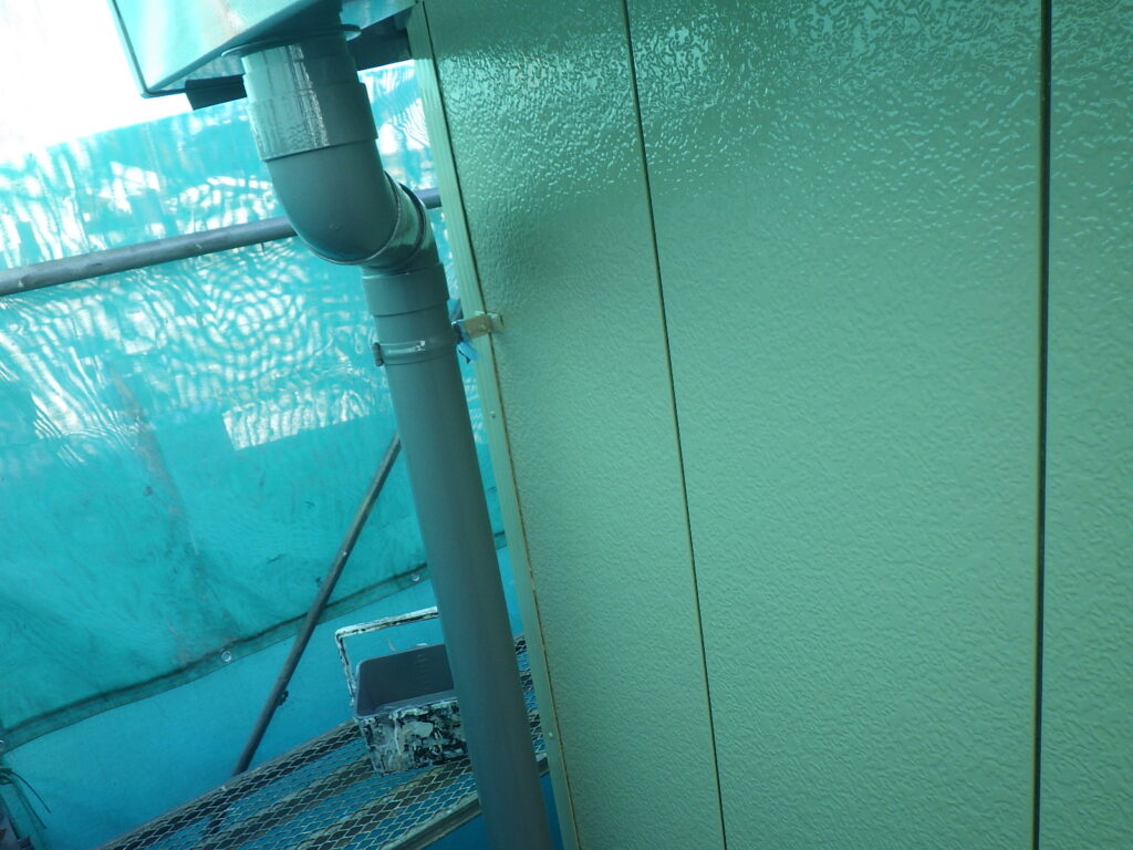 縦樋の２回目塗装終了です