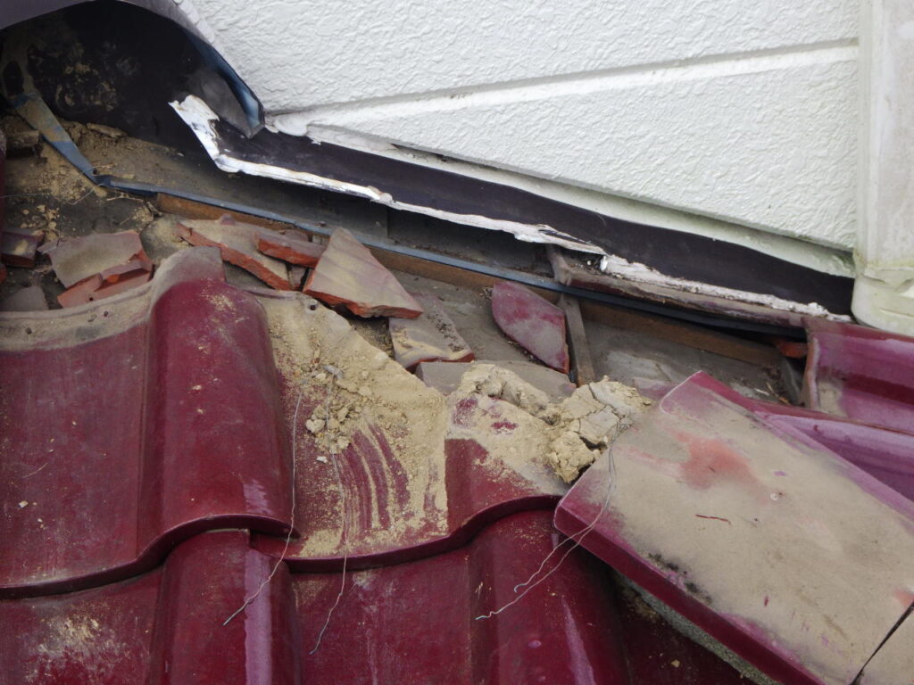 雨漏り箇所上の棟解体です