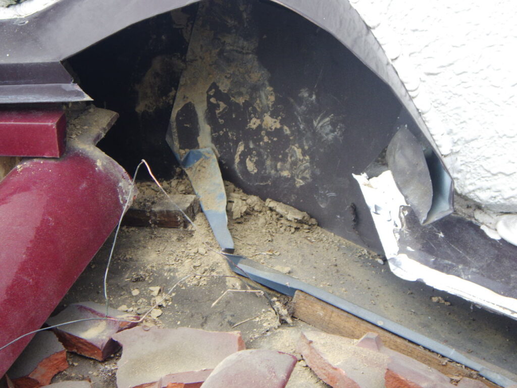 雨漏り箇所上の棟解体です