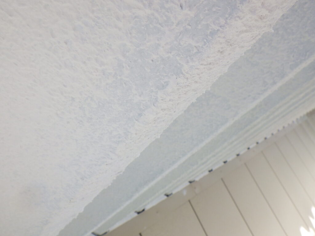 施工前の折半屋根裏側の状態です