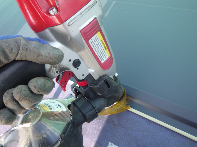 ルーフの貼り付け中です