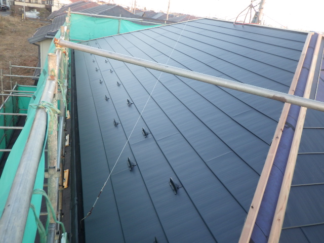 北面のルーフ貼り付けが終了しました