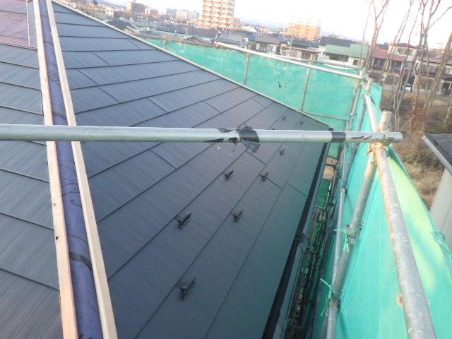 東面のルーフ貼り付けが終了しました