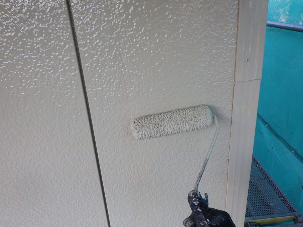 南面の外壁サイディング上塗り塗装中です