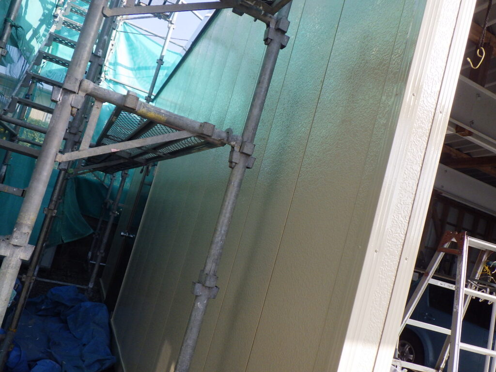 南面の外壁サイディング上塗り塗装終了です