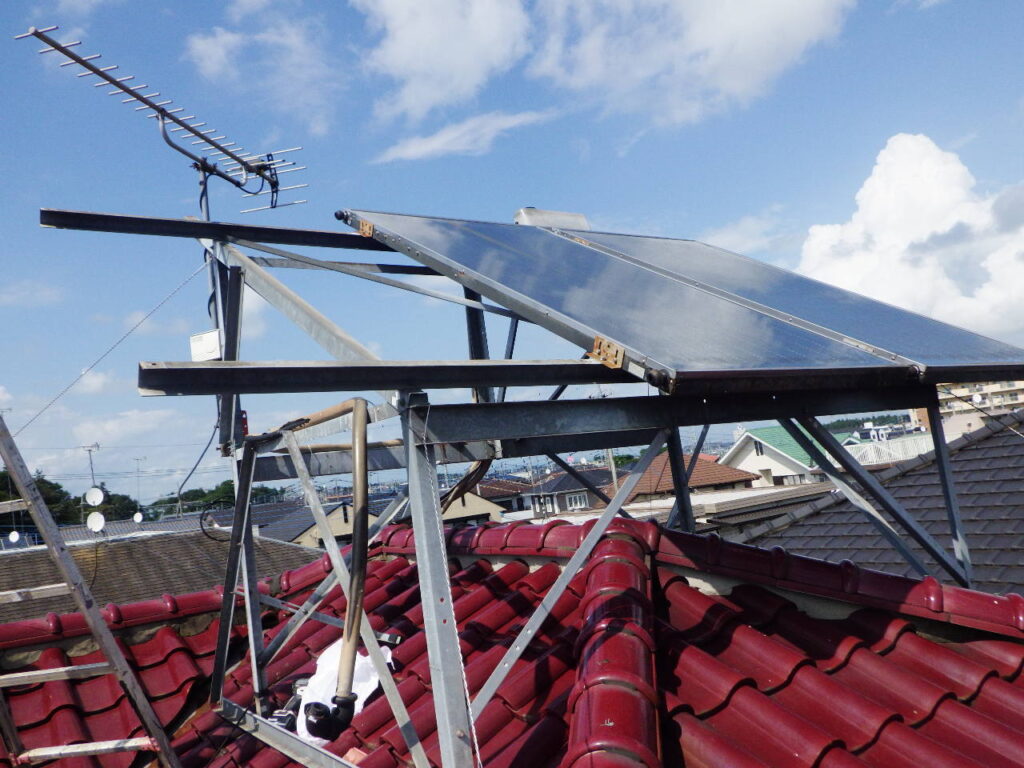 太陽熱温水器の撤去中です