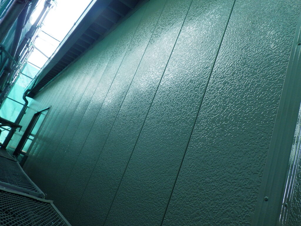 南面の外壁サイディング上塗り塗装終了です