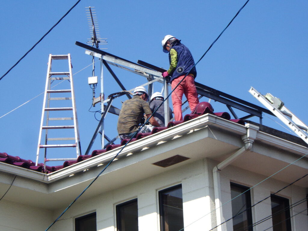 太陽熱温水器の撤去中です