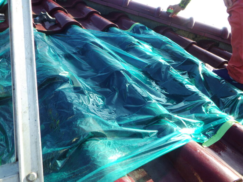 雨漏り箇所の養生をしました