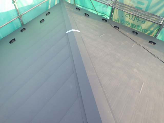 棟板金を取り付けました