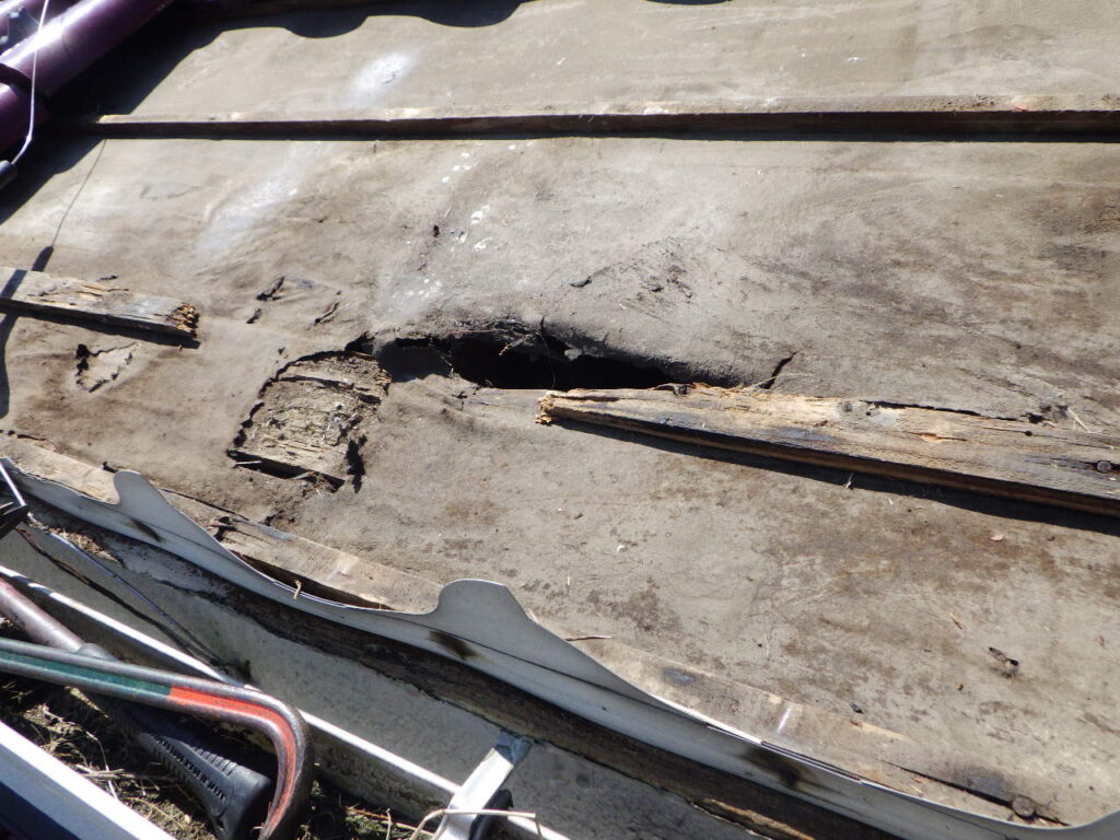 瓦を取り外しました