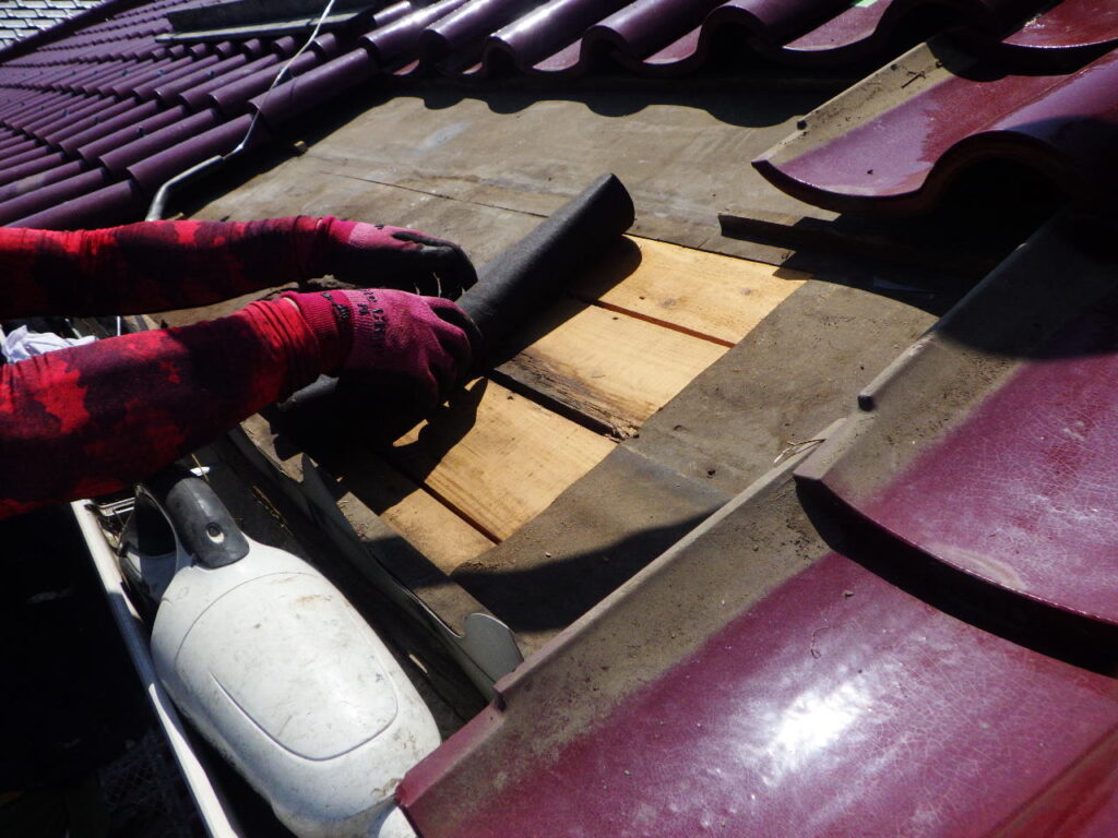 ルーフィングを撤去中です