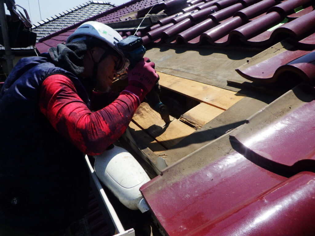 野地板の撤去中です