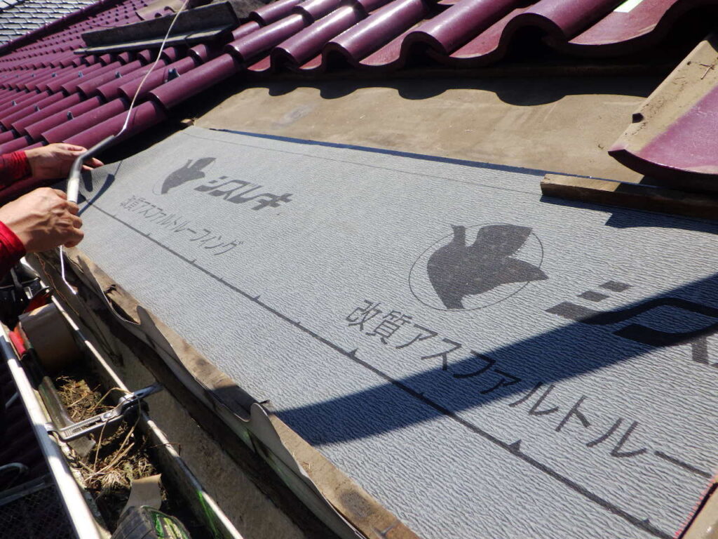 ルーフィングを貼り付けました