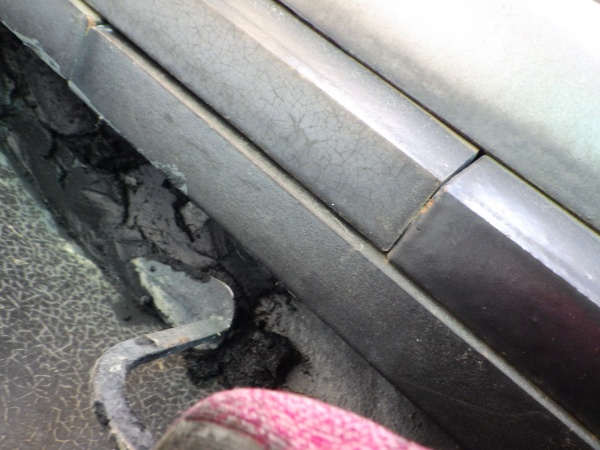 下屋根の漆喰詰め増し中です