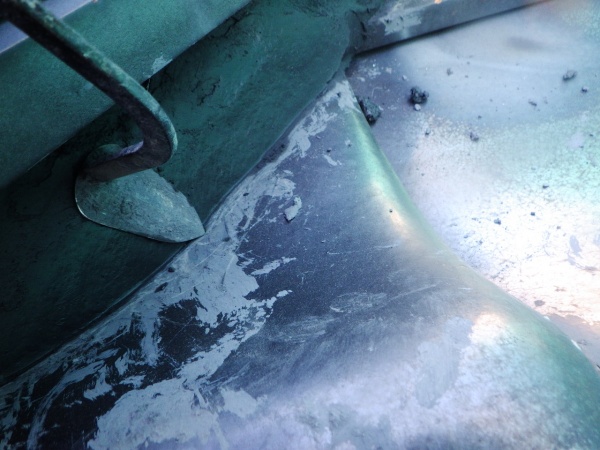 下屋根の漆喰詰め増し中です