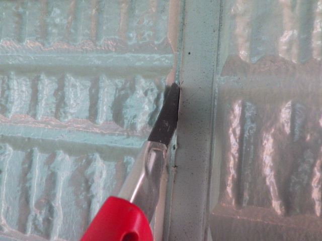 外壁目地の撤去中です