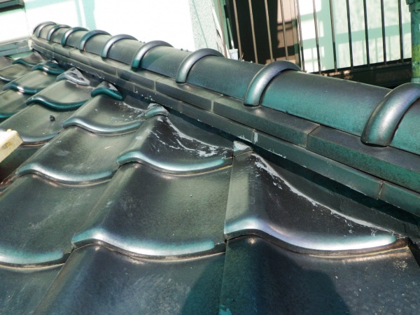 下屋根漆喰増し詰め終了です