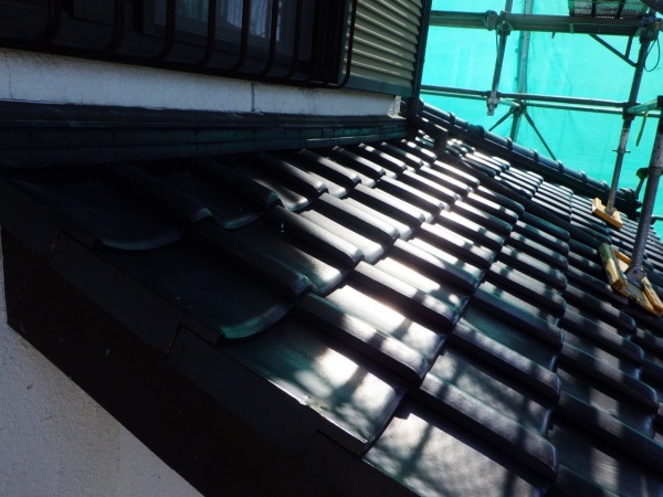 下屋根の漆喰増し詰め工事が終了しました