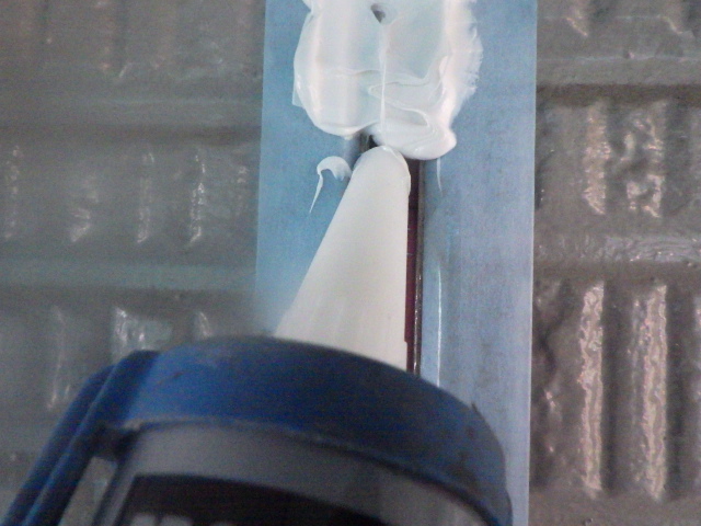 シーリング材の打ち込み中です