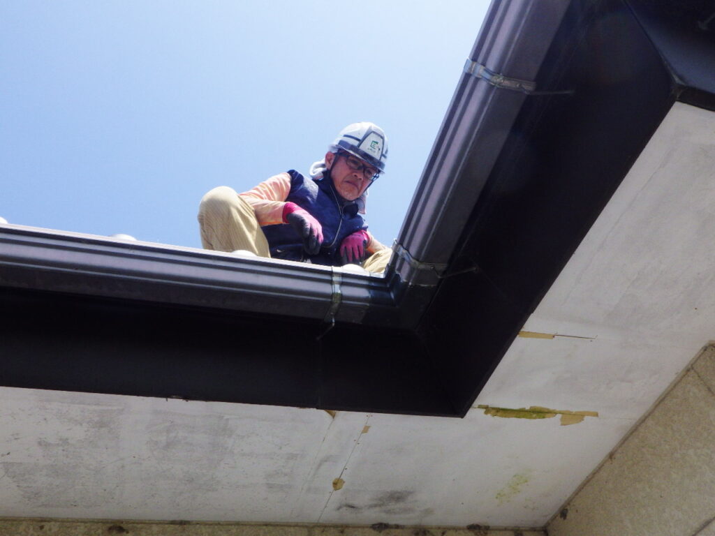 雨漏り箇所の確認中です