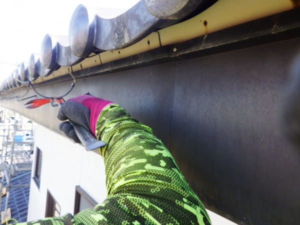 軒樋金具の取り外し中です