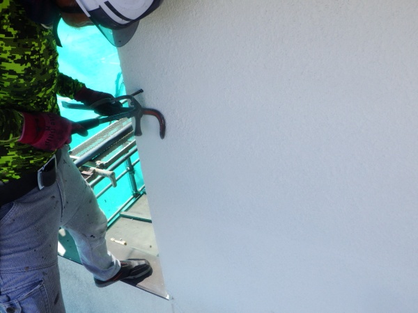 竪樋金具の取り外し中です