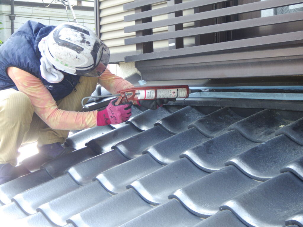 隙間シーリング中です