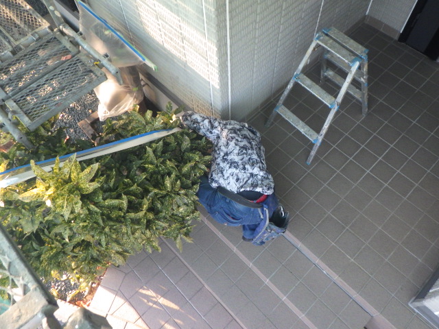 塗装用の養生中です