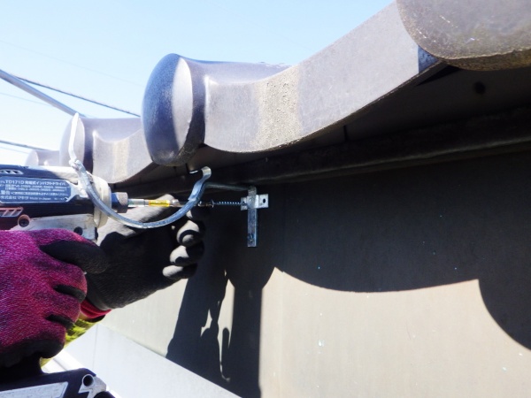 新規軒樋金具取付中です