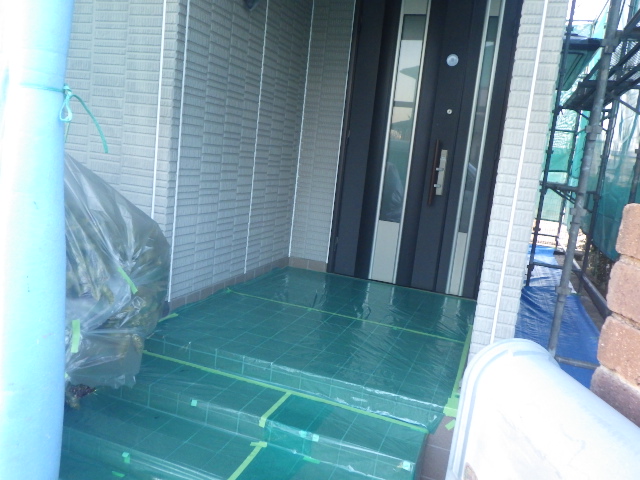 玄関の土間養生が終了しました