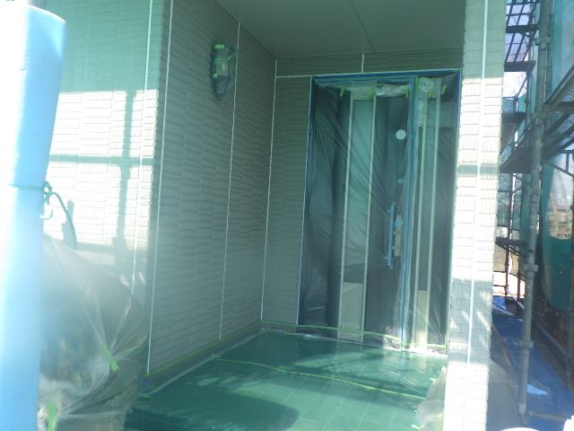 玄関周りの養生が終了しました