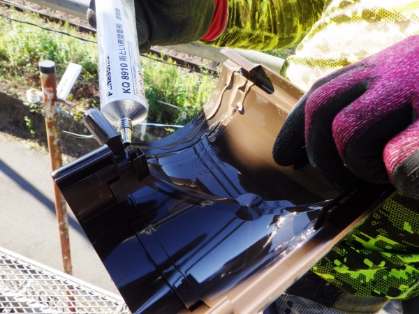 出隅の取り付け中です