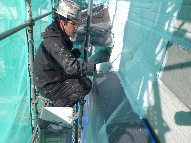 外壁の下塗り塗装中です